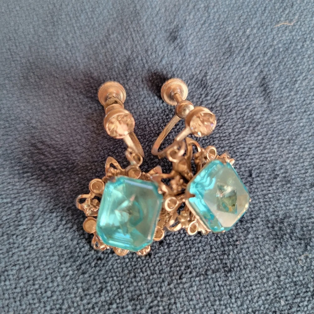 Lovely Vintage Screw-Back Earrings ~ Aquamarine Color ~ Very Pretty!
